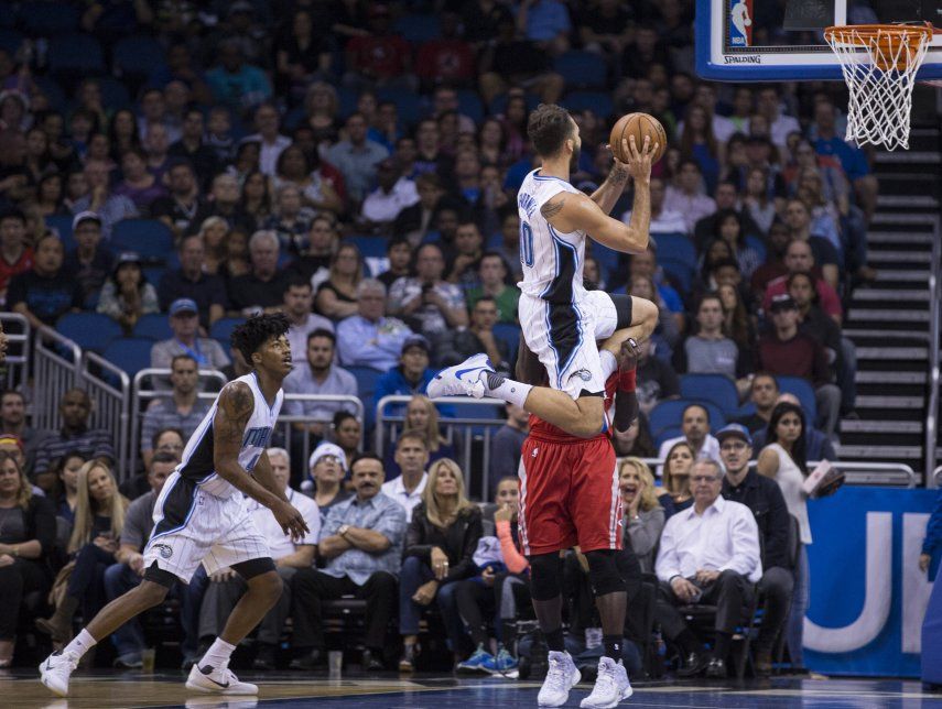 Vucevic anota 21 puntos en triunfo del Magic sobre Rockets