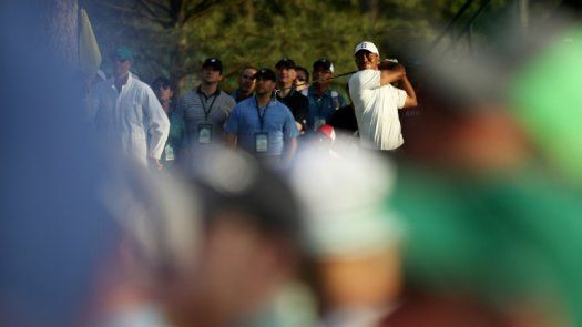 Tiger Woods pasa el corte y Reed lidera el Masters de Augusta