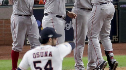 Osuna empeora las cosas para Astros en derrota con Boston