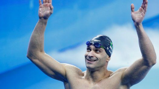 Nadador brasileño Santos consigue el oro y un récord en 50m mariposa