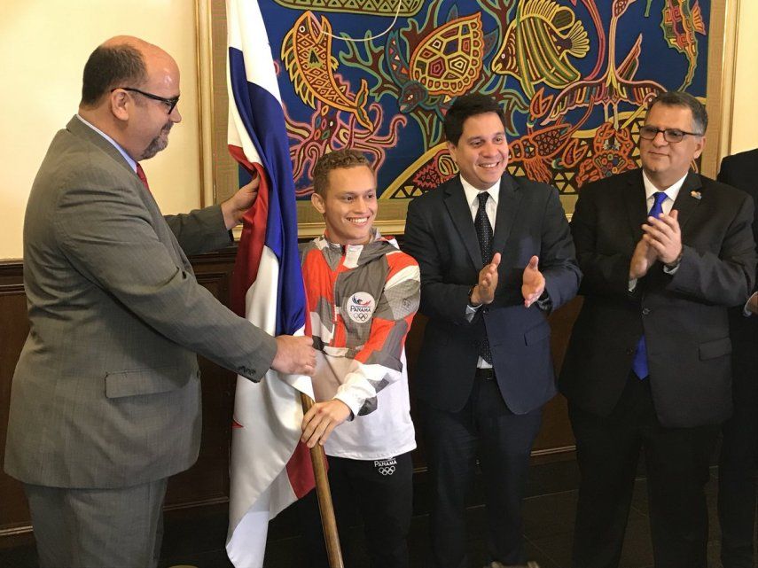 Héctor Cención recibe el Pabellón Nacional para Juegos Centroamericanos y del Caribe