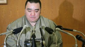 El gran campeón de sumo que agredió a un rival anuncia su retirada