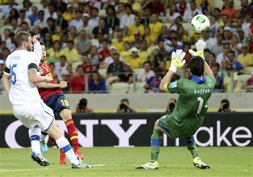 España gana en penales y avanza a final