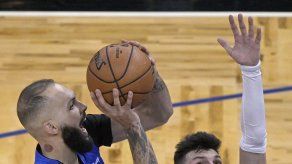 Fournier brilla al final; Magic vence a Heat