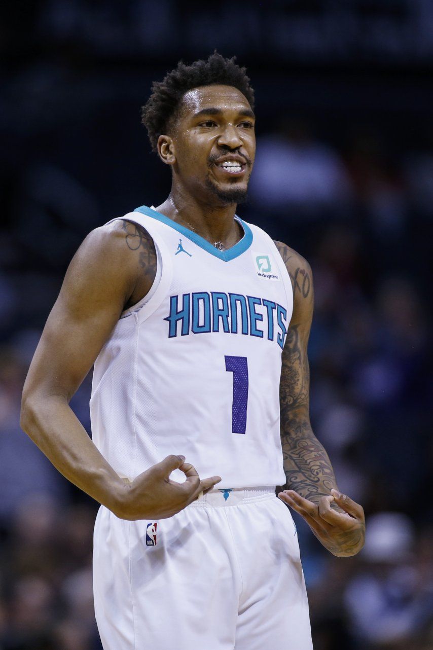 Monk brilla en 4to periodo; Hornets vencen a Kings