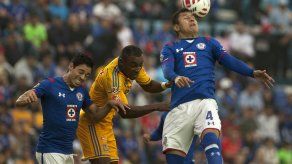 Paraguayo Santa Cruz marca dos y Cruz Azul vence a Tigres