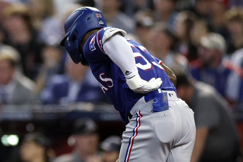 MLB: Adolis García no podrá ver acción en el Juego 4 por distensión del oblicuo