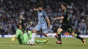 El Manchester City gana 4-0 al Moenchengladbach con un triplete de Agüero