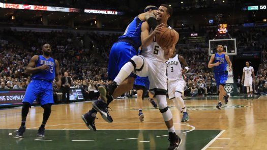 Middleton ayuda a los Bucks a vencer a Mavericks