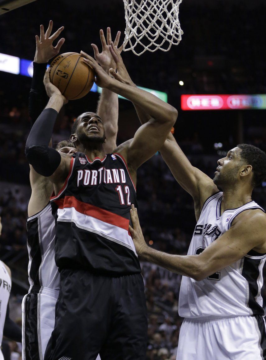 Leonard hace 20 puntos y Spurs toma ventaja de 2-0