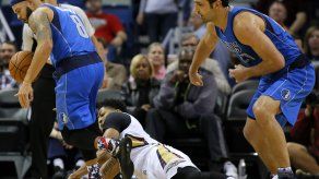 Davis sufre golpe en la cadera, pero Pelicans ganan al fin