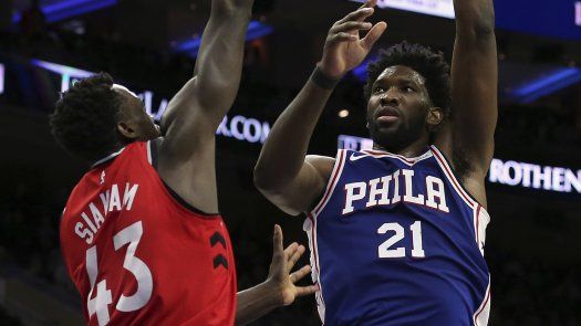 Embiid y 76ers resisten para derrotar 117-111 a Raptors