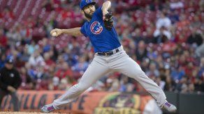 Jake Arrieta lanza sin hit en paliza de Cachorros ante Rojos