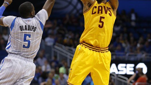 Irving y James lidera triunfo de los Cavs en Orlando