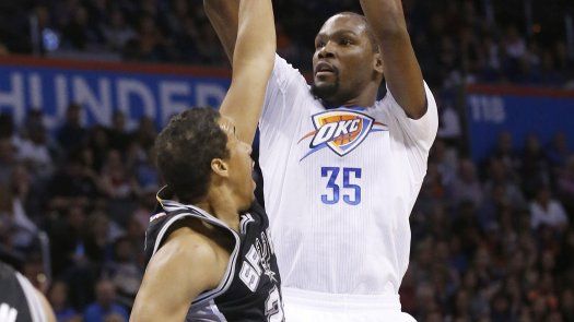 Westbrook, Durant y Thunder vencen a diezmados Spurs
