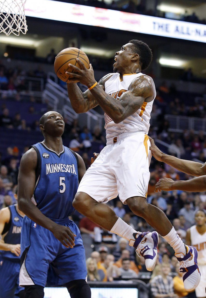 Knight anota 25, Suns doblegan a Timberwolves