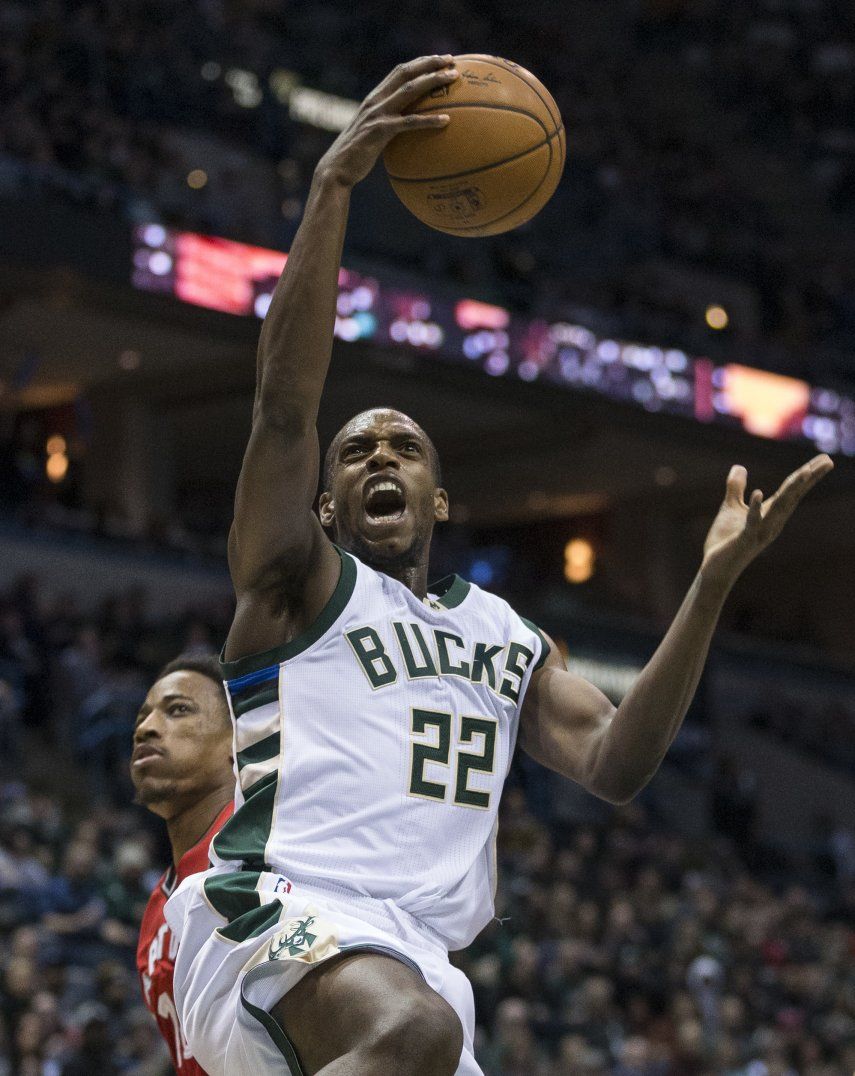 Middleton aporta 24 puntos a triunfo de Bucks sobre Raptors