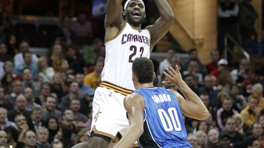 James iguala hito de Robertson en victoria de los Cavs