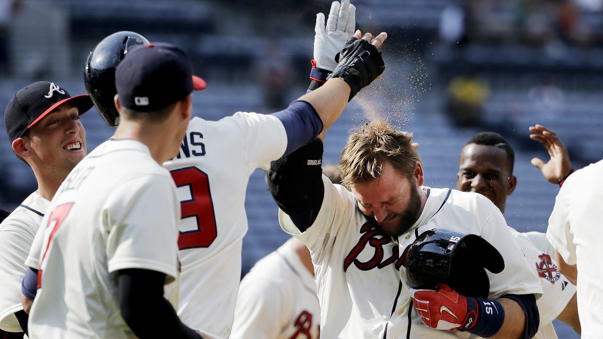 Con sencillo de Pierzynski, Bravos vencen 2-1 a Filis, image size:1200x675