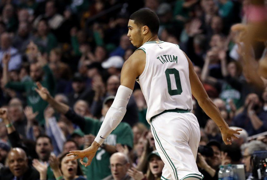 Irving anota 32, Celtics vencen a Bucks