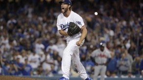 Kershaw se queda con los Dodgers