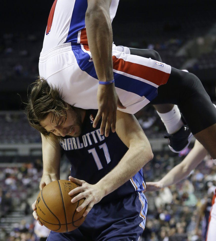 Jefferson y Bobcats vencen otra vez a Pistons