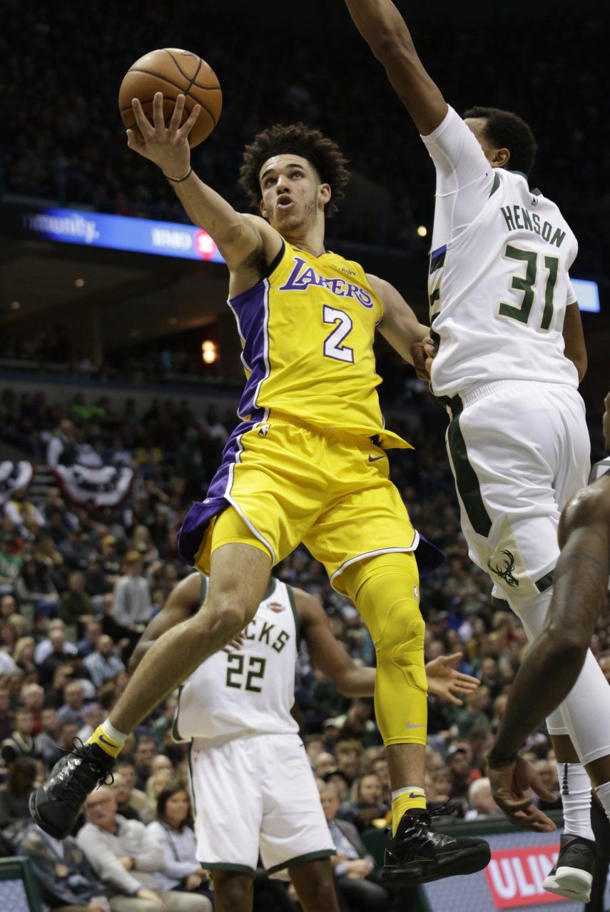 Ball bate record de triple-doble, Lakers caen ante Bucks