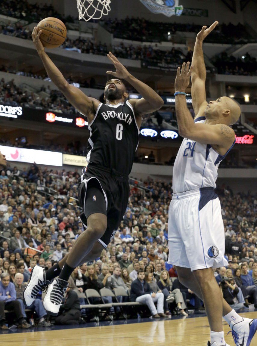 Nets vencen a Mavericks de la mano de Williams