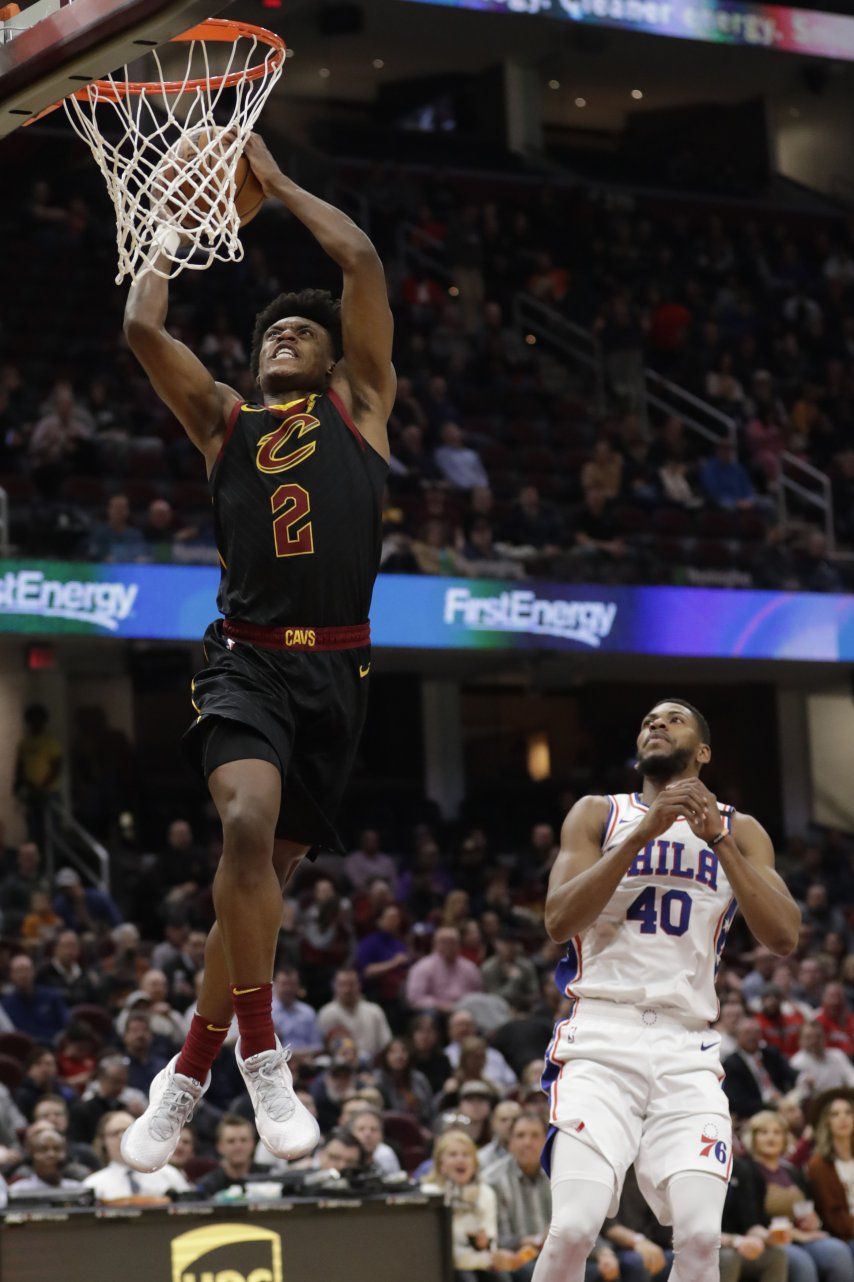 Cavs superan a Sixers que pierden a Embiid por lesión