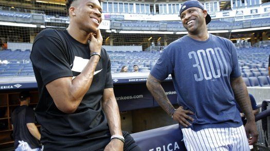Antetokounmpo intenta batear en el Yankee Stadium