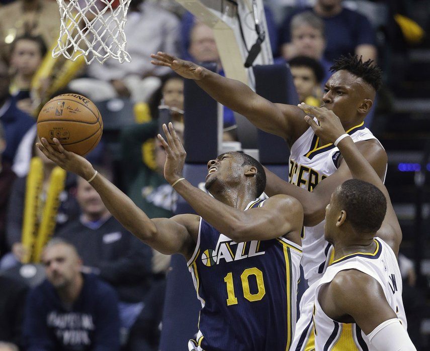 Favors anota 18 y el Jazz arrolla a los Pacers