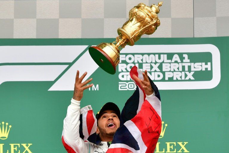 Hamilton se alía con la suerte para sellar récord de victorias en casa