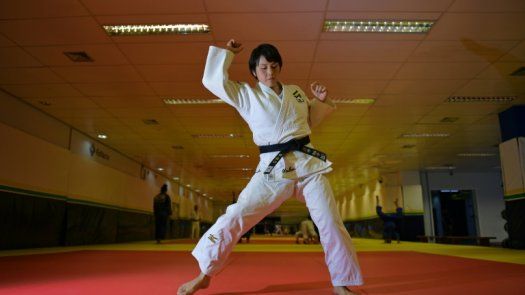 Entrenadora de judo de Brasil tira las barreras de género a la lona