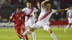 Alberto Quintero en duelo contra los ticos David Guzmán y Ronald Matarrita en el último partido de la eliminatoria rumbo a Rusia 2018 en el Rommel Fernández.