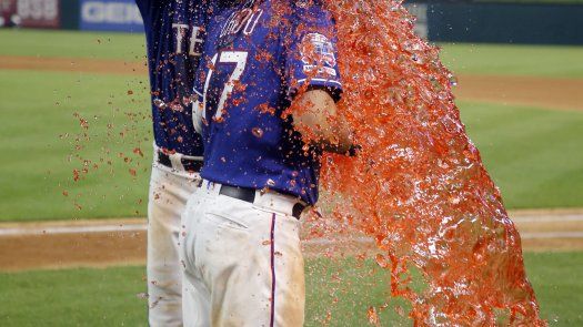 Con triple de Choo, Rangers barren a Angelinos