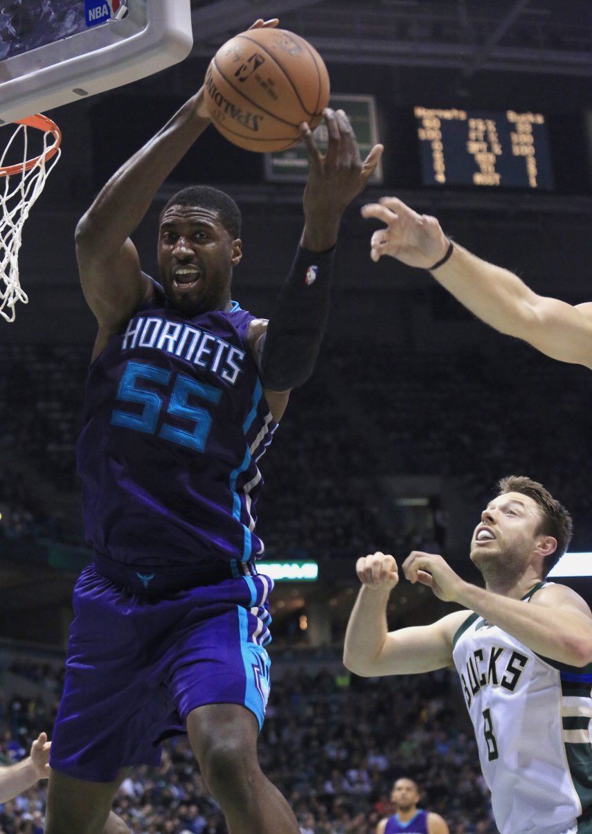 Hornets abren la campaña con triunfo sobre Bucks