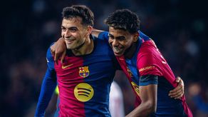 El FC Barcelona aplasta al Sevilla y llega líder al Clásico
