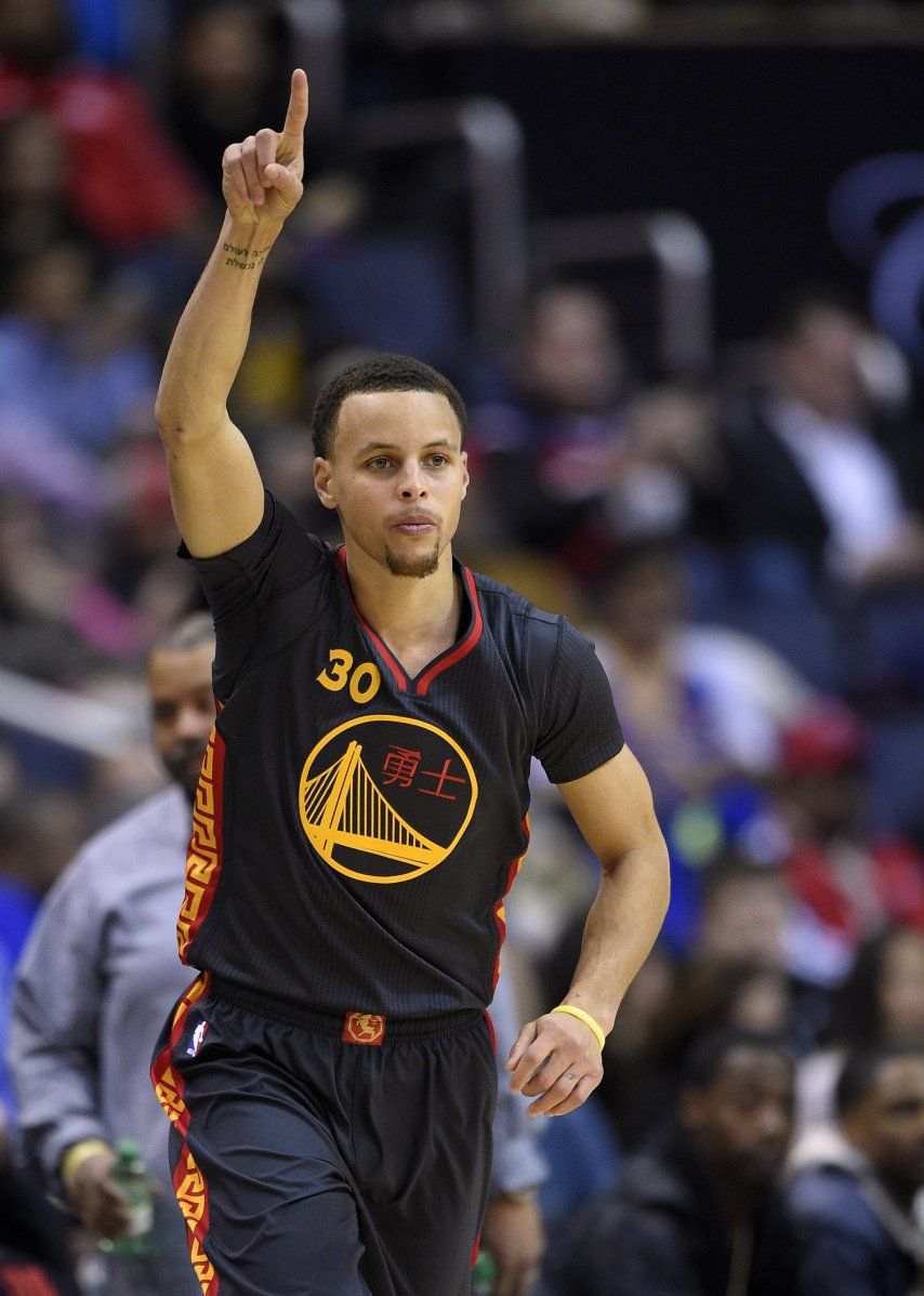 Curry aporta 32 puntos y Warriors vencen a Wizards