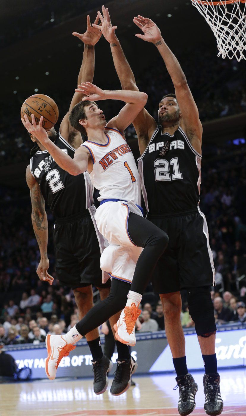 Knicks sorprenden a Spurs y los vencen en prórroga