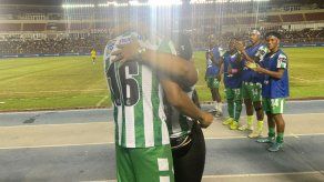 Rudy Yearwood del Alianza FC y su prometida Kenisha Edward.