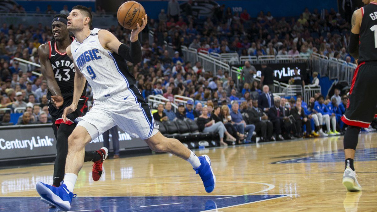 Vucevic aporta 30 puntos y 20 rebotes; Magic sorprende