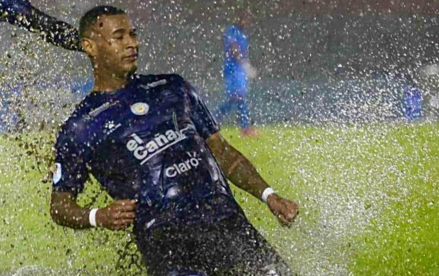 Carlos Small debuta en Honduras con doblete