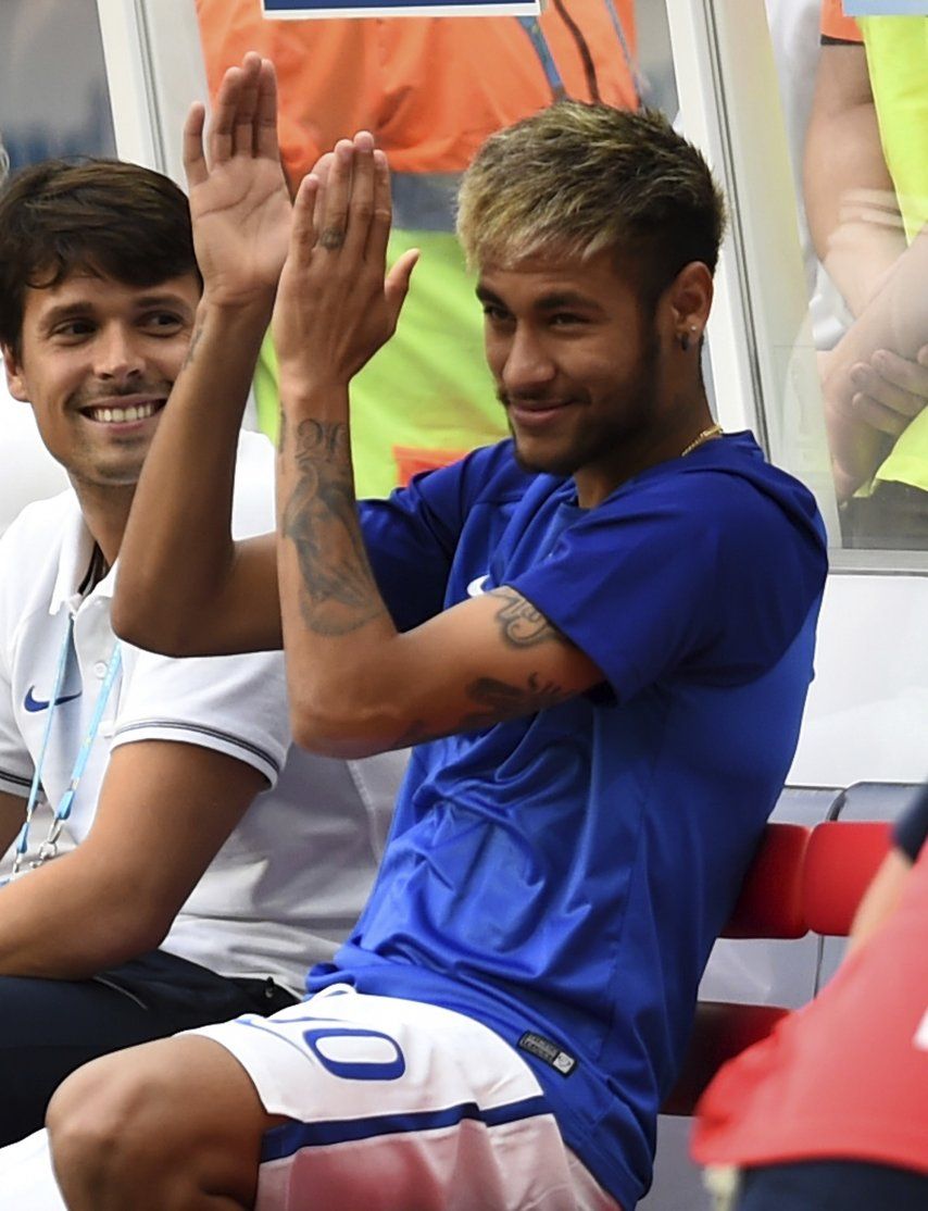 Neymar acompaña a Brasil y es aclamado en duelo con Holanda