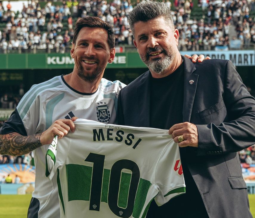 Lionel Messi recibe camiseta del Elche en el estadio Martínez Valero