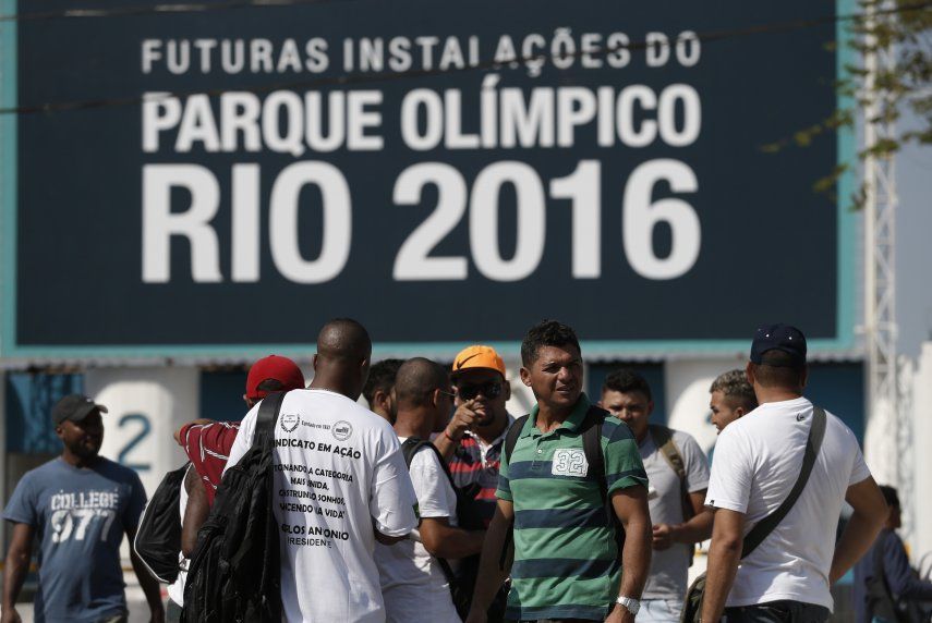 Río 2016: Obreros desafían orden, siguen en huelga