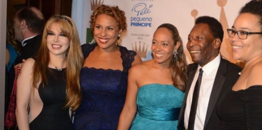Hija de Pelé publica foto con su padre sonriendo