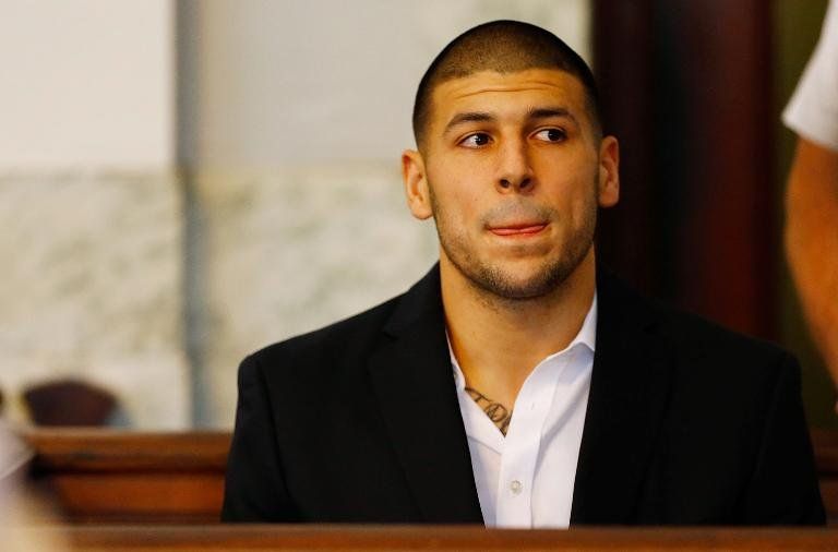Ex quarterback Aaron Hernandez enfrenta dos nuevos cargos por asesinato