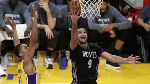 Rubio brilla, Wolves ganan a Lakers en el 1er juego sin Flip