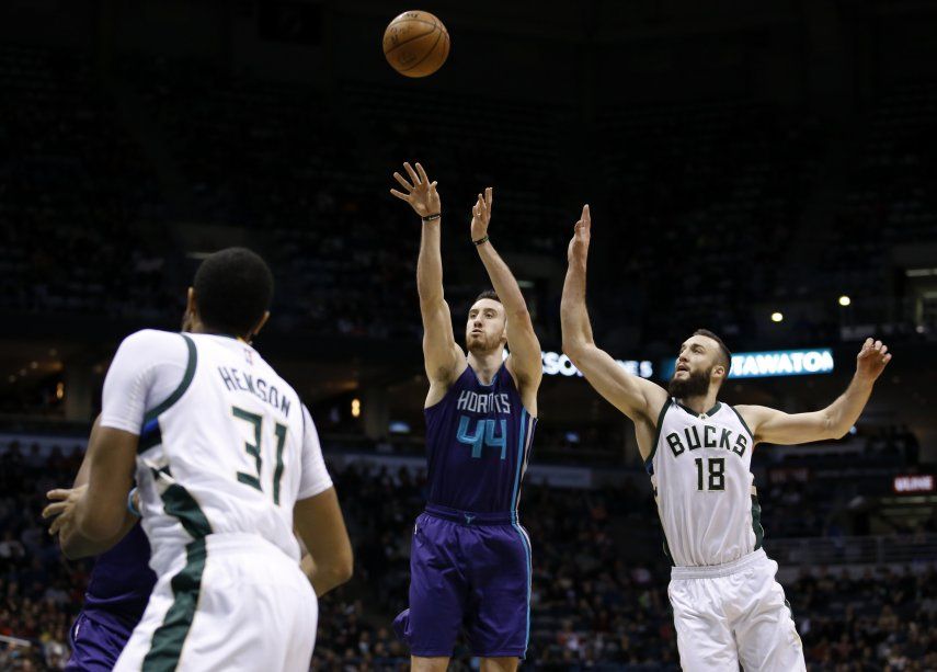 Batum anota 25 y Hornets apabullan a Bucks