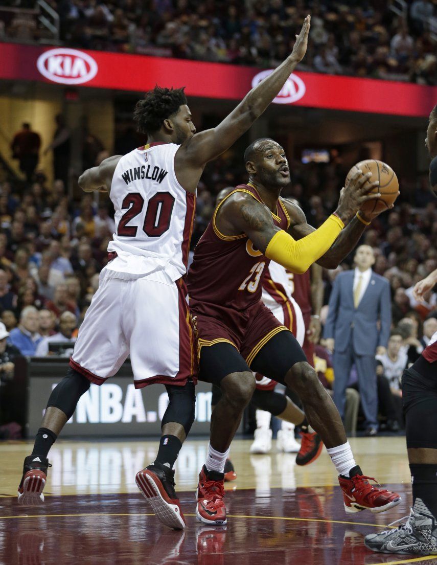James y Love llevan a Cavaliers a triunfo sobre Heat